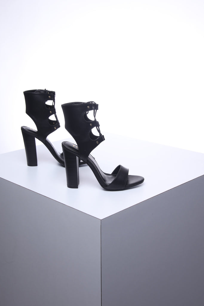 נעלי גלדיאטורית